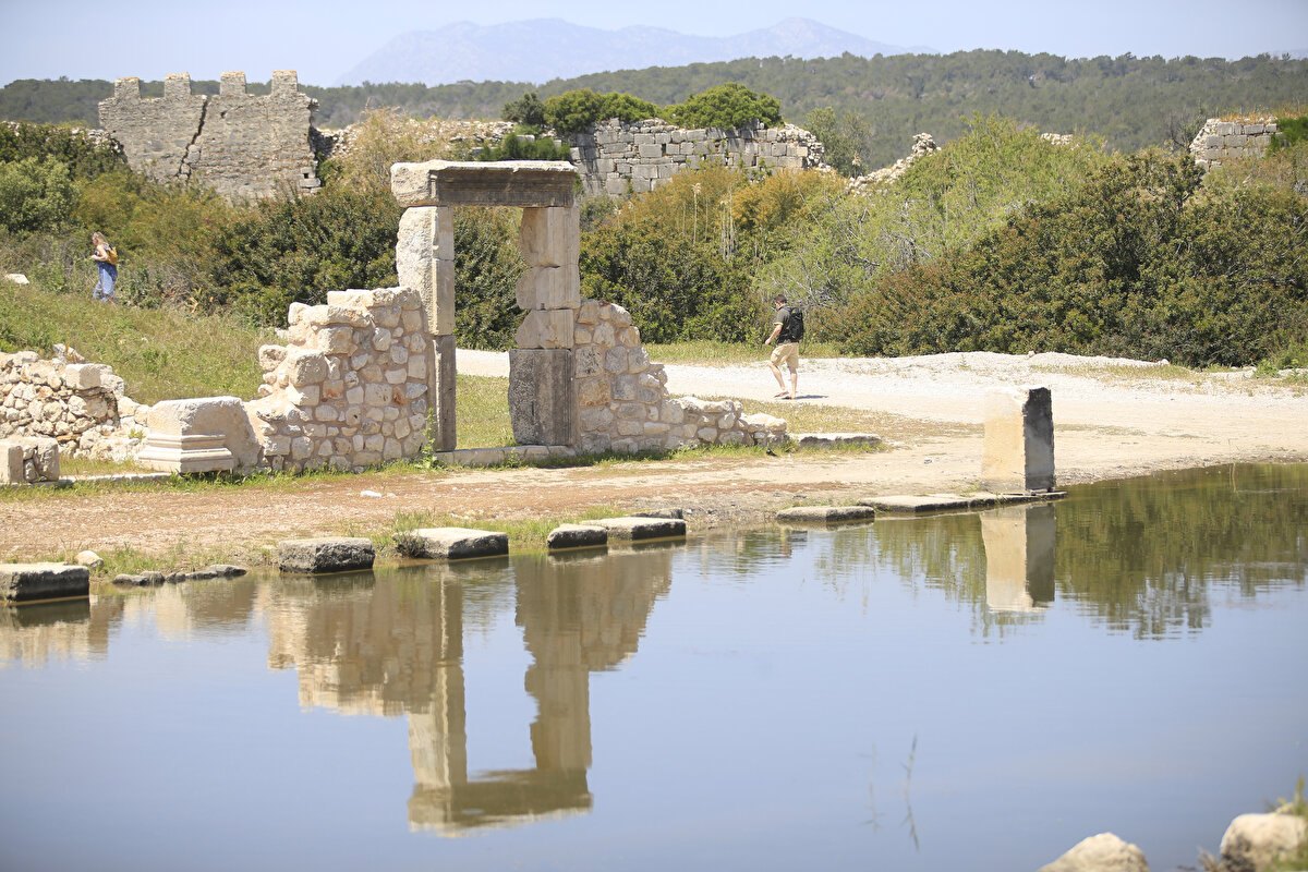 Işık, "Montesquieu'nun dünyanın en mükemmel cumhuriyet modeli olarak tanımladığı Likya Birliği'nin yönetildiği meclis binası ziyaretçilerin en çok yoğun şekilde ziyaret ettiği yerler arasında yer alıyor" dedi.<br><br>