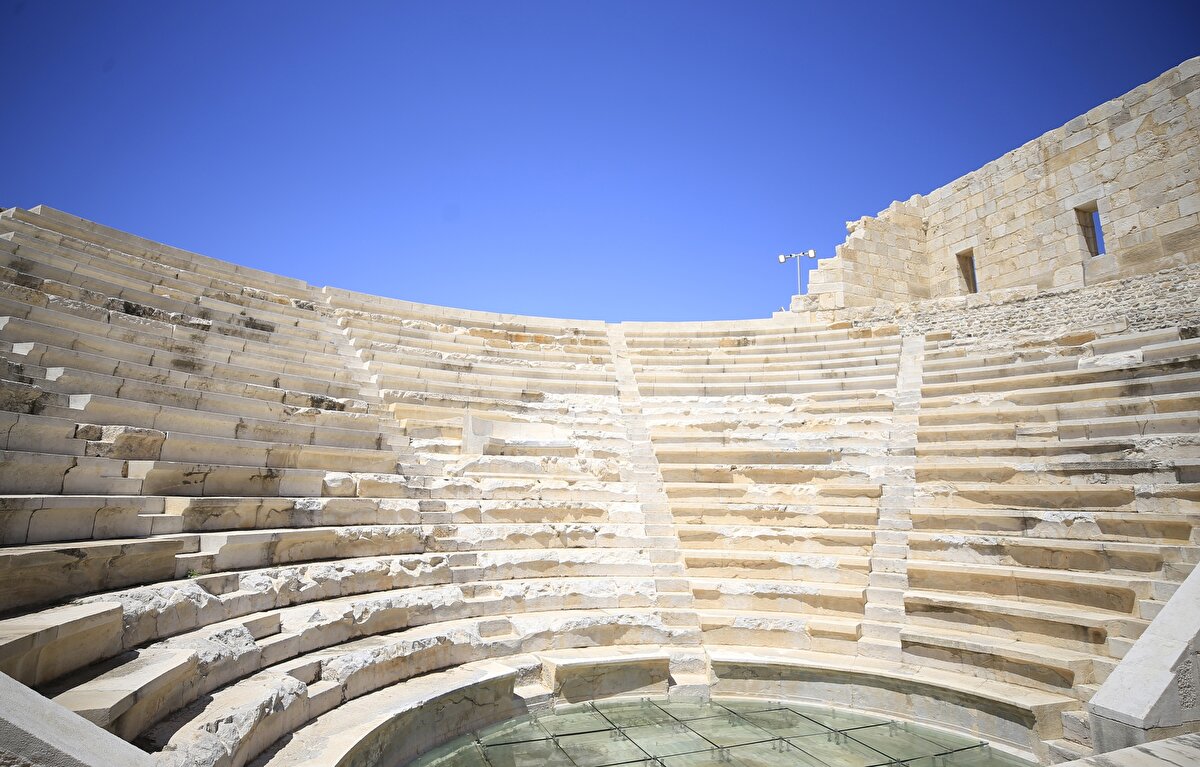 Ziyaretçilerini adeta zamanda yolculuğa çıkaran antik kent birçok medeniyetten izlerin bulunmasıyla medeniyetler beşiği olarak nitelendiriliyor.<br><br>
