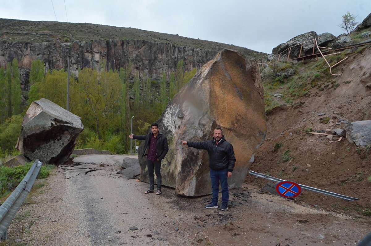 Kapadokya'nın başlangıç bölgesi olan Aksaray'daki Ihlara Vadisi'nin bulunduğu bölgede, dün gece sağanak etkili oldu. Toprak kayması meydana gelirken, vadiden Belisırma köyü yoluna 2 kaya parçası düştü. Yaralanan olmazken, yol bir süre ulaşıma kapatıldı. Selime beldesinde ise 4 ev ve 2 mandırayı su bastı.