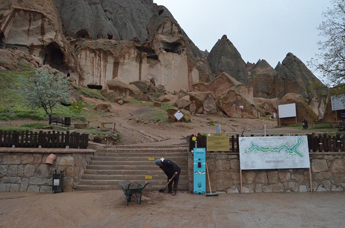 Gece olduğu için hangi tarafa düştüğünü bilemedik. Melendiz Çayı da taştı ve lokantaların suya bulunan şark köşeleri suya kapılıp gitti. Esnaf olarak üzgünüz'' dedi.