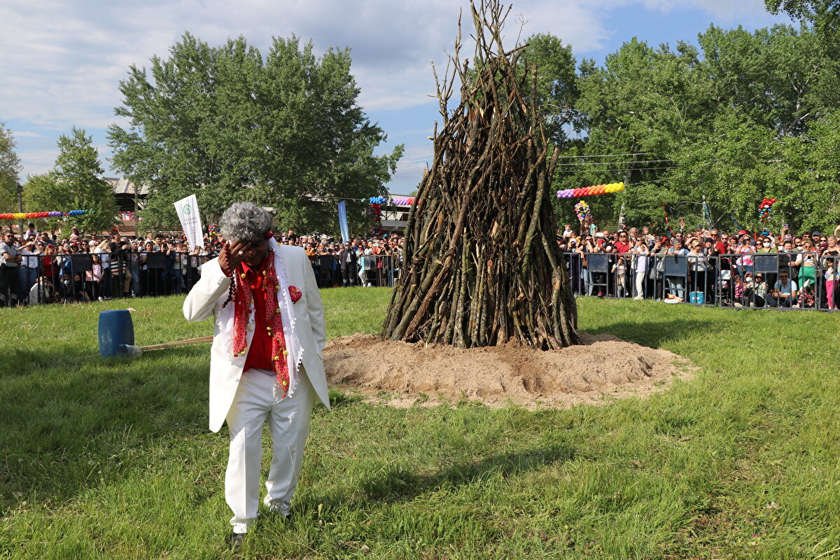 "Türkiye'de Kakava ateşi sadece tek bir yerde yanar" diyen Başkan Gürkan, "Osmanlı'ya 92 yıl başkentlik yapmış, Edirne Sarayı'nın hemen yanı başında, Sarayiçi'nde yanar. Çünkü burası yiğitlerin diyarıdır. Pehlivanların başkentidir burası" ifadelerini kutlandı.<br><br>