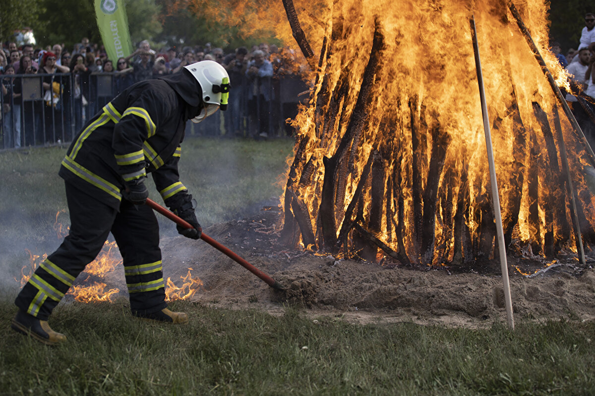 Vali Canalp, burada olan binlerce insanın, sadece Kakava'yı kutlamadığını, aynı zamanda kültürel bir mirasa da sahip çıktıklarını söyledi.<br><br>