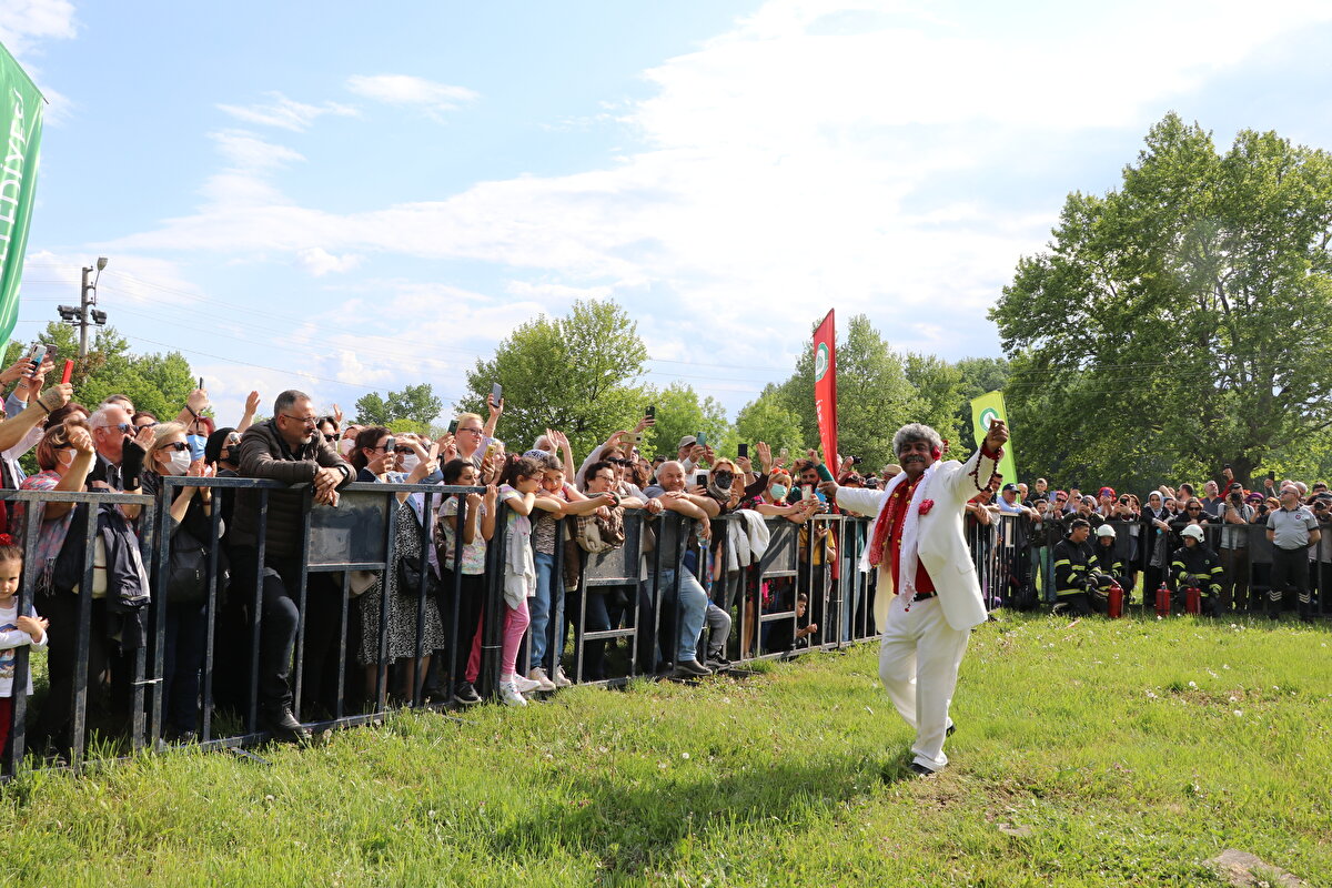 Kakava ateşinin bir anda harlanması nedeniyle ateşi yakan protokol ve etrafındaki vatandaşlar kısa süreli panik yaşadı.<br><br>
