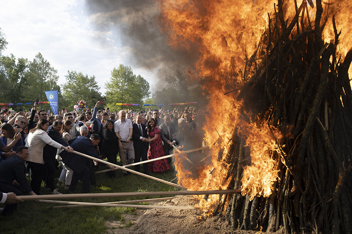 Kakava-Hıdrellez Şenlikleri'nin resmi açılış programı binlerce kişinin katılımıyla Sarayiçi'nde gerçekleşti.
