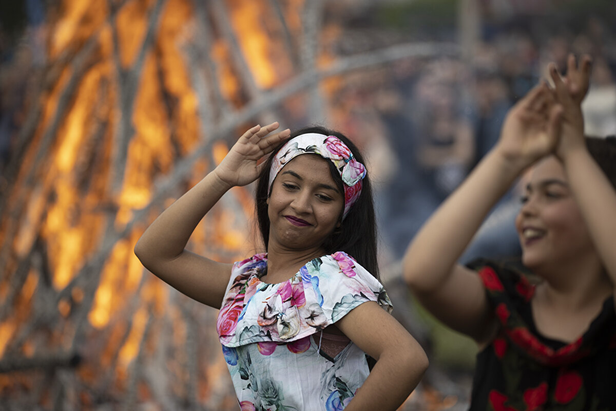 Türk milletinin çok büyük bir millet olduğunu anlatan Vali Canalp, "İki haftaya 3 bayramı sığdıran bir millettir benim milletim. Gazi Mustafa Kemal Atatürk'ün çocuklarımıza ve milletimize armağan ettiği 23 Nisan'ı canla başla kutladık. Ramazan Bayramı'mızı kutladık. Bugün de hep beraber kültürel bir bayramı, Kakava'yı kutluyoruz" dedi.<br><br>