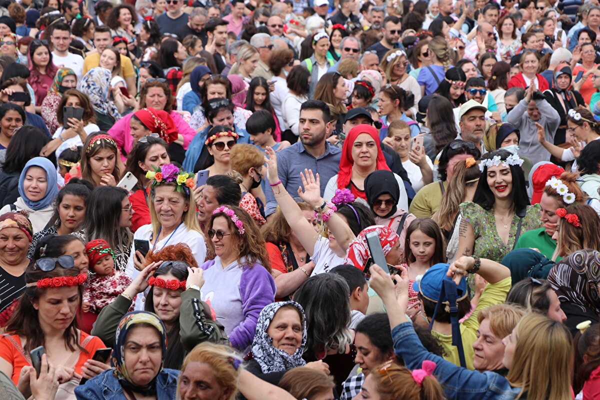 Baharın gelişinin kutlandığı, bolluk, bereketin temenni edildiği Kakava'da binlerce katılımcı dev ateş etrafında dans etti.<br><br>