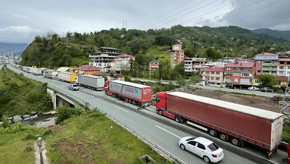 Türkiye'nin farklı bölgelerinden ihracat yüklerini teslim edecekleri ülkelere taşımak için yola çıkarak Sarp Sınır Kapısı'na gelen TIR'lar, burada yoğunluğa neden oldu.<br><br>