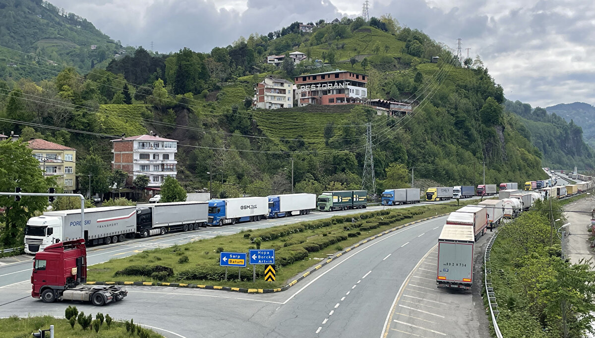 Geçiş belgesinin yanı sıra yaşanan yoğunluk nedeniyle de geçiş sırası bekleyen TIR'ların oluşturduğu kuyruk, yaklaşık 8 kilometreye ulaştı.<br><br>