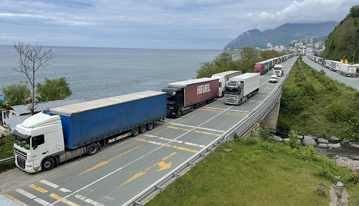 TIR şoförleri, bölgedeki parkların dolması nedeniyle Sarp Sınır Kapısı'ndan başlayarak Kemalpaşa, Hopa ve Arhavi ilçe güzergahındaki Karadeniz Sahil Yolu'nun emniyet şeridine park ederek sıralarını bekliyor.<br><br>