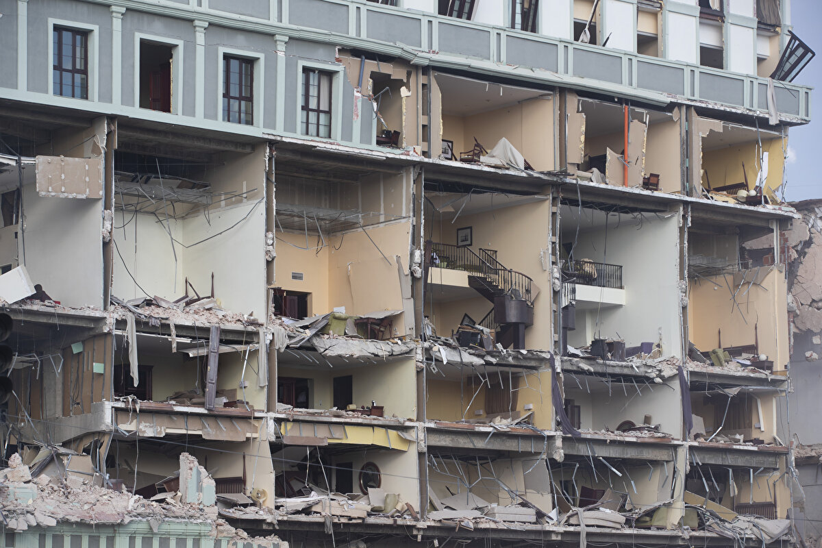 Patlamayla binanın üç katı ve cephesi moloz yığınına dönüştü.<br><br>
