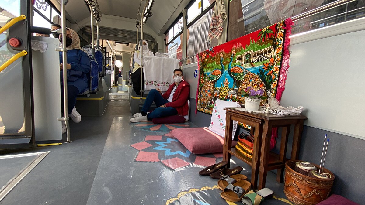 Otobüse binince çok şaşırdığını belirten Ayşegül Terzi, "Çok hoş ve güzel bir sürpriz olmuş. Emeği geçenleri tebrik ederim. Motifler eskileri anımsatıyor. Bizim annelerimizin zamanında çeyizlerindeki işler bunlar. Bu gelenekleri hala yaşatıyor olmak; çok da güzel" dedi.