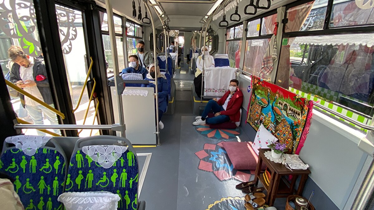 Otobüste görevli kadın personel de binenlere, "Terli terli su içme, eve geç kalma" gibi nasihatler verdi.