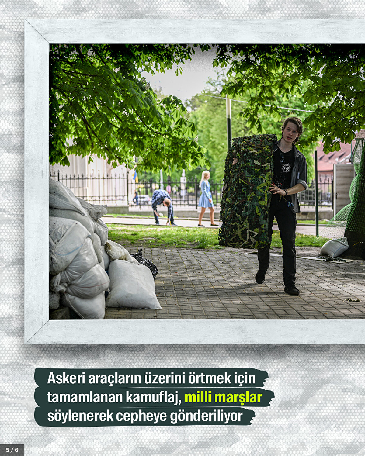 Askeri araçların üzerini örtmek için tamamlanan kamuflaj, milli marşlar söylenerek cepheye gönderiliyor.