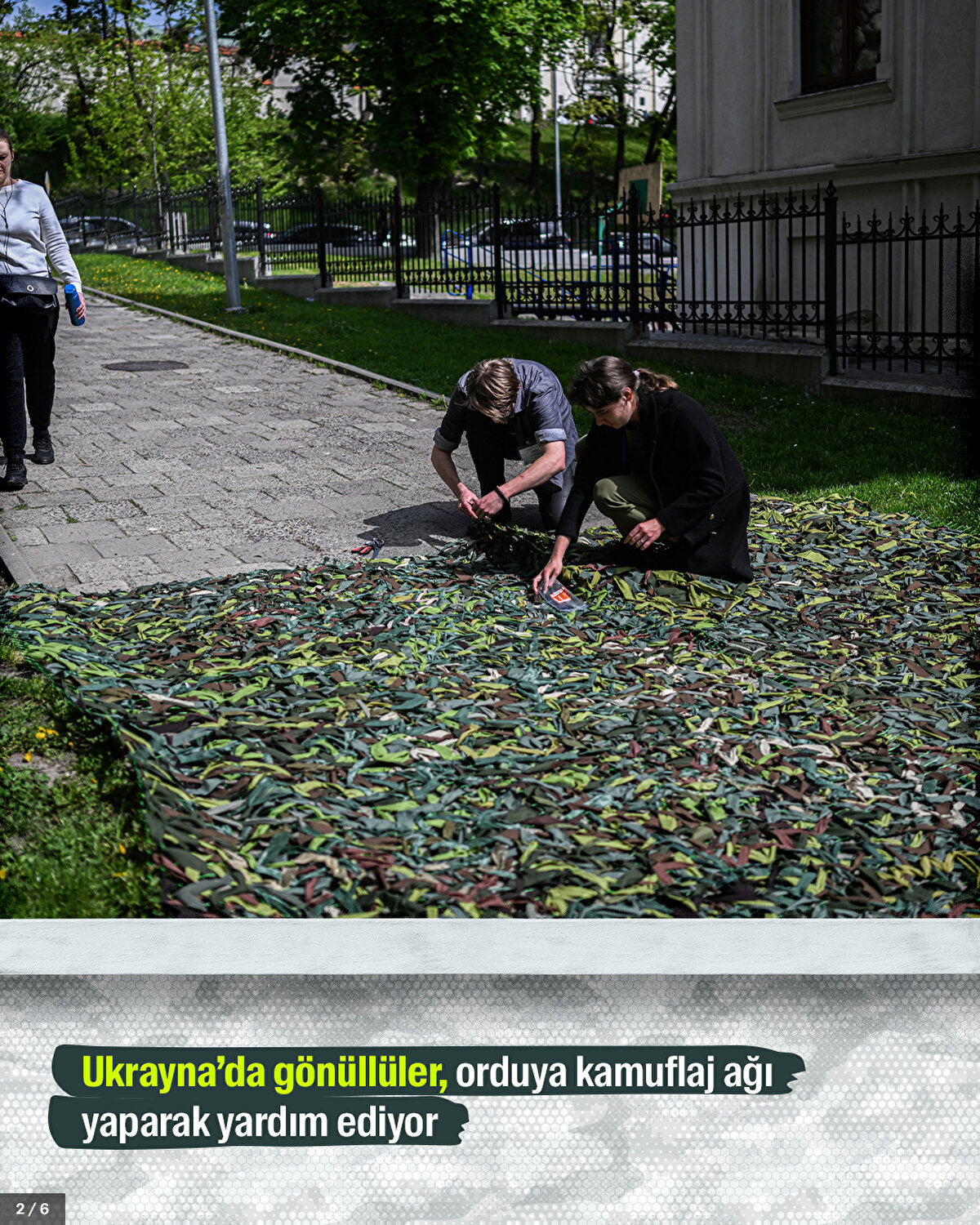 Ukrayna’da gönüllüler, orduya kamuflaj ağı yaparak yardım ediyor.