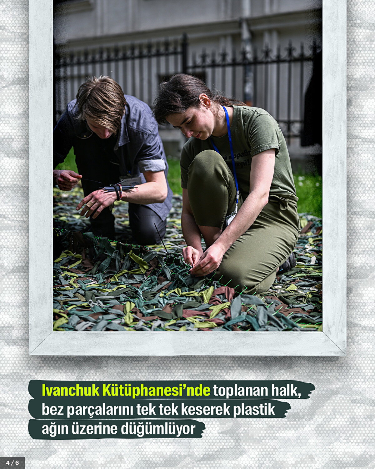 Ivanchuk Kütüphanesi’nde toplanan halk, bez parçalarını tek tek keserek plastik ağın üzerine düğümlüyor.