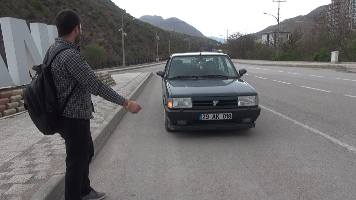  Kahramanmaraş'tan sırt çantasıyla otostopla yola koyulan Orhan, cami ve acil servislerde geceleyip, tanıştığı gurbetçilerin evlerine misafir oldu. Gaziantep'te tanıştığı Romanyalı ailenin evine de misafir olan Orhan, yaz tatillerinde 5 yılda sadece 5 bin TL harcayarak 42'si Türkiye'de, 78'i Avrupa'da 14 ülkede, 120 şehri gezdi.