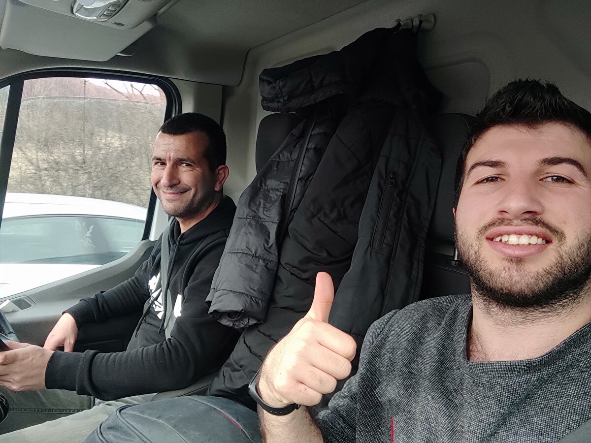 'ROMANYA'DA MİSAFİR OLDUM'<br>Otostop maceralarını da anlatan Orhan, “Gaziantep Kalesi'nde gezerken 2 yabancı turist ile tanıştım, onlara yolu tarif ettim. Daha sonra onlara Gaziantep'i gezdirebileceğimi, eşlik edebileceğimi söyledim. Gaziantep de gezdirdikten sonra Şanlıurfa da 2 gün arkadaşımın evinde misafir ettim. Bu sırada ailem onları davet etti. 2 günde ailemin evinde onları misafir ettim. Biri Romanyalı, biri Macaristanlıydı. Sonra bir vesile ile ben de Romanya'ya gittim. Romanya'ya gittiğimde ise onlar da beni misafir etti" dedi. 