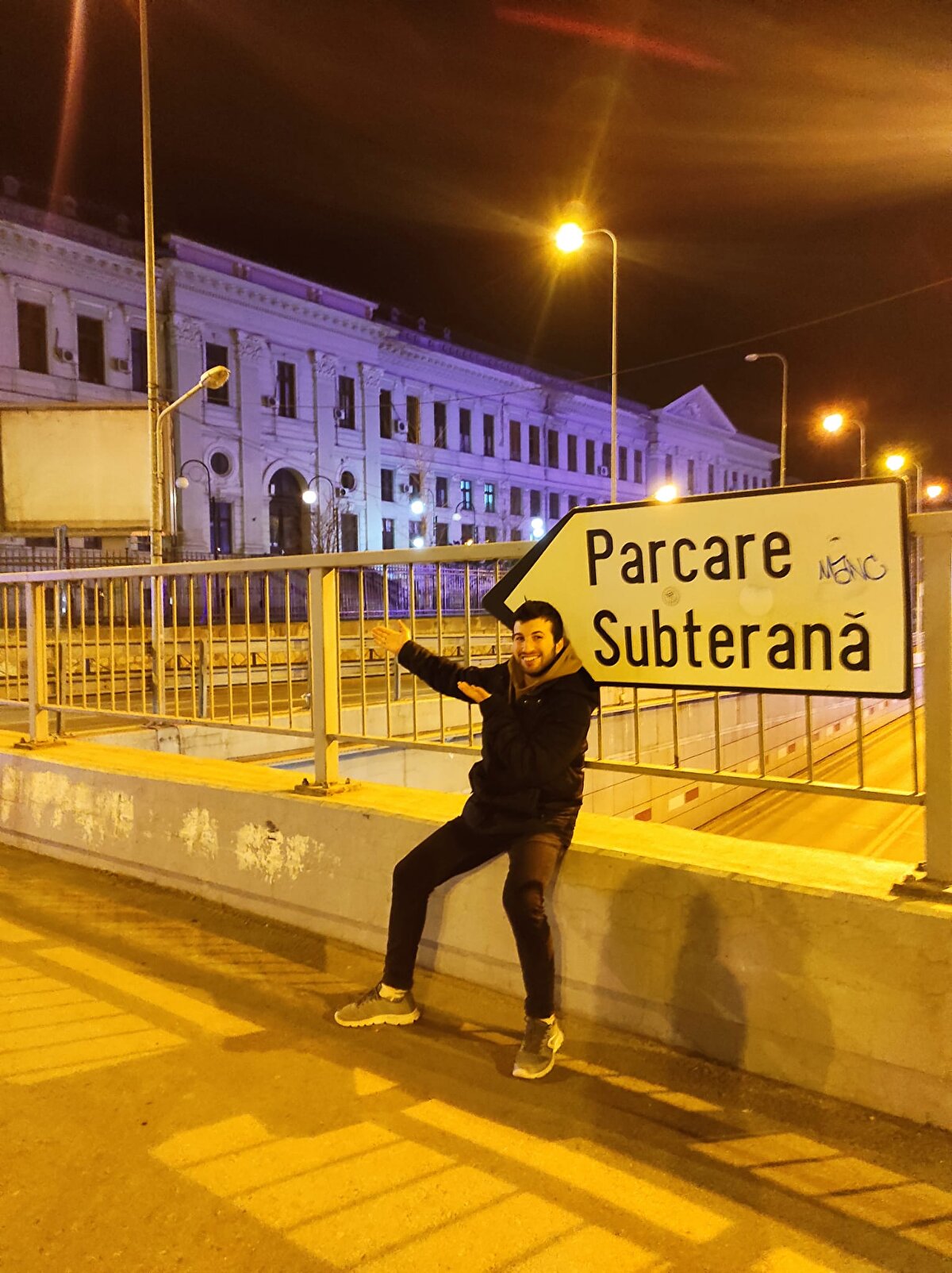 Yolda yeni hayatlar, insanlar ve farklı tecrübeler edindiğini söyleyen Orhan, “Türkiye'de otostop ile 42 şehir, 14 ülke, toplam 120 şehir gezdim. Ailem üniversiteye ilk başladığım da sadece okuluma odaklanmamı istiyorlardı. Fakat sadece okulun beni geliştireceğini düşünmüyordum, bunun yanında bir şey yapmalıydım. Hayallerimi içine koyduğum çantamla yola çıktım. Yeni hayatlar, yeni insanlar tanıdım, yeni bilgi ve tecrübeler edindim. Hayallerimi hedeflerimi yollarda gerçekleştiriyorum" diye konuştu.