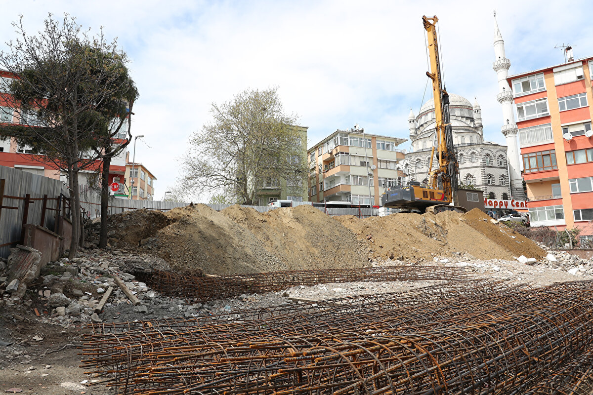 Çeşmenin yıkılmasına, çevre sakinleri tepki gösterdi.<br>