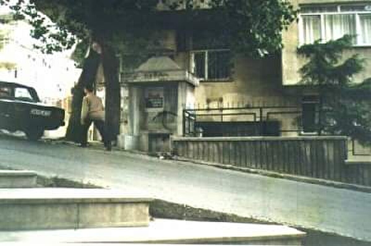 Konuyla ilgili firmadan da açıklama var. Çeşmenin kendi inşaat alanları içerisinde olduğunu söyleyen şantiye şefi Kaan Kürşat Kocaoğlu, "Biz bu çeşmeyi yıktık ve şu an zemin güçlendirmesi yapıyoruz. Tescilli olan bir çeşme değildi" dedi.<br><br>