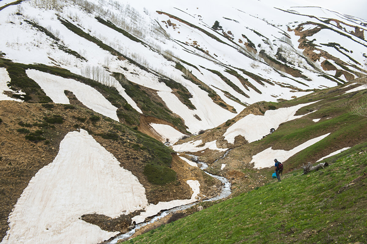 Karlı dağlarla ayrı bir güzellik sunan ilçedeki yaylalar da şu sıralar çevre il ve ilçelerden çok sayıda doğaseverin gezi rotasında yer alıyor.<br><br><br>