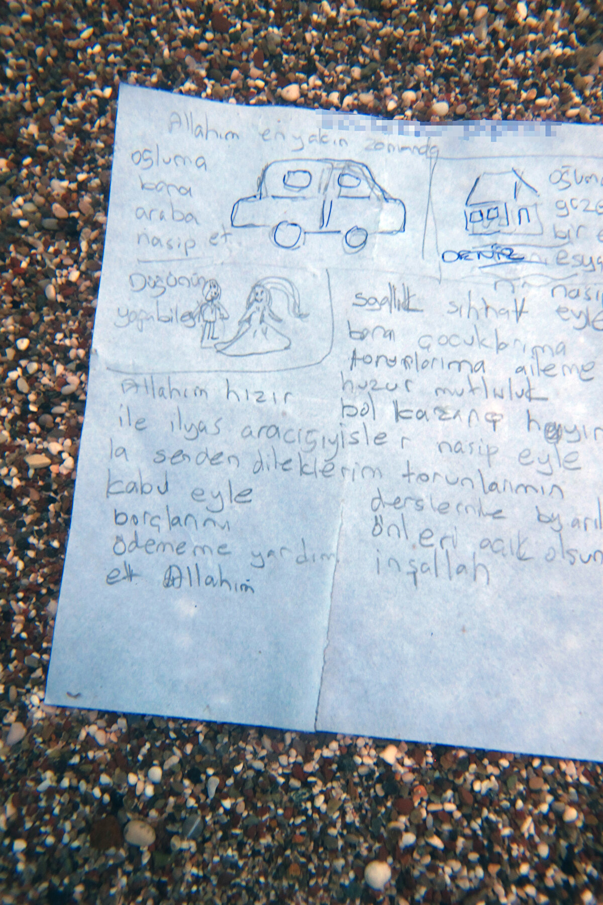 Kağıt ve plastik poşetlerin deniz dibinde kirliliğe yol açtığı görülürken, dalgıç grubu dipte kırık şişeler ve arızalı elektronik aletlere de rastladıklarını söyledi.