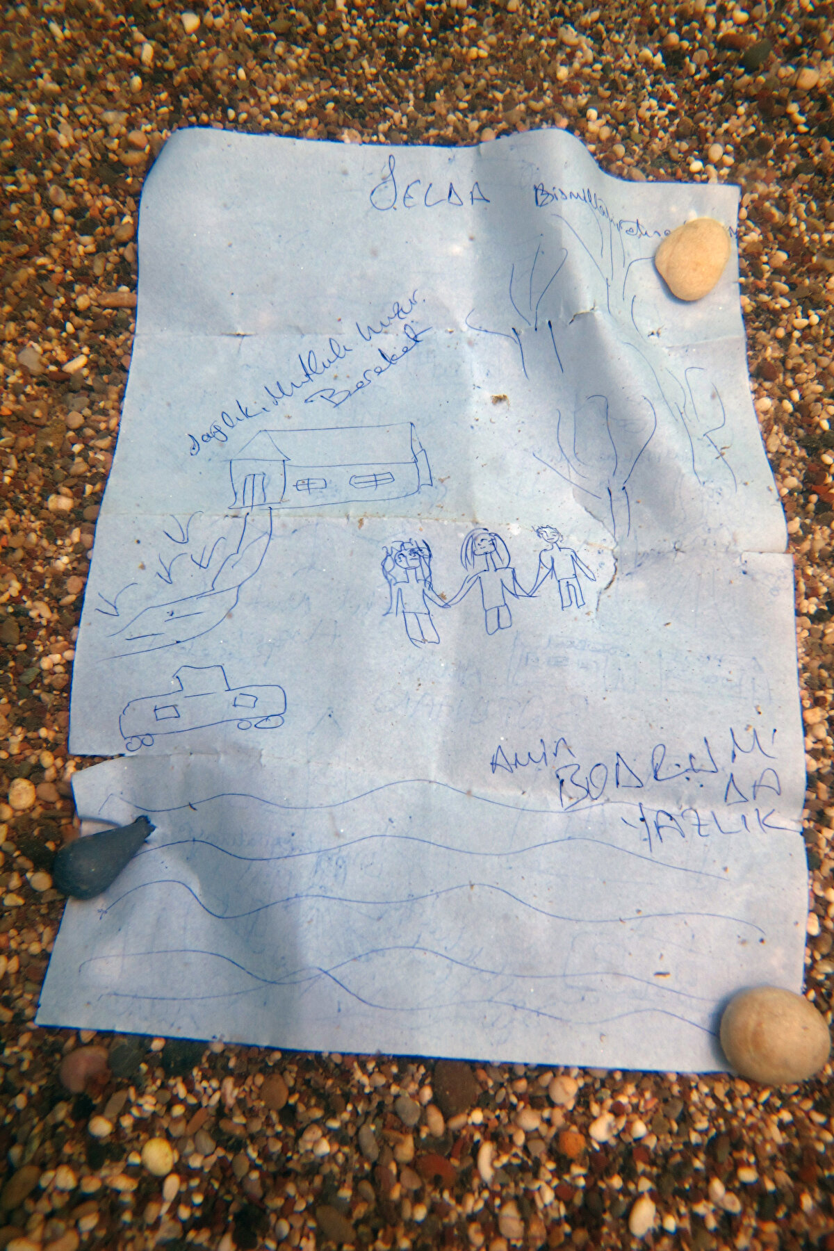 Pandemi nedeniyle 2 yıldır Hıdırellez'i kutlayamayan Antalyalılar, 6 Mayıs sabahı soluğu Konyaaltı Sahili, falezler ve kentin simgelerinden Düden Şelalesi'nde aldı. Baharın habercisi Hıdırellez için dileklerini yazıp, şekil çizenler, gün doğumuyla birlikte kağıtlarını Akdeniz'e bıraktı. Binlerce dilek kağıdı, su üstünde bir süre kaldıktan sonra battı.<br>