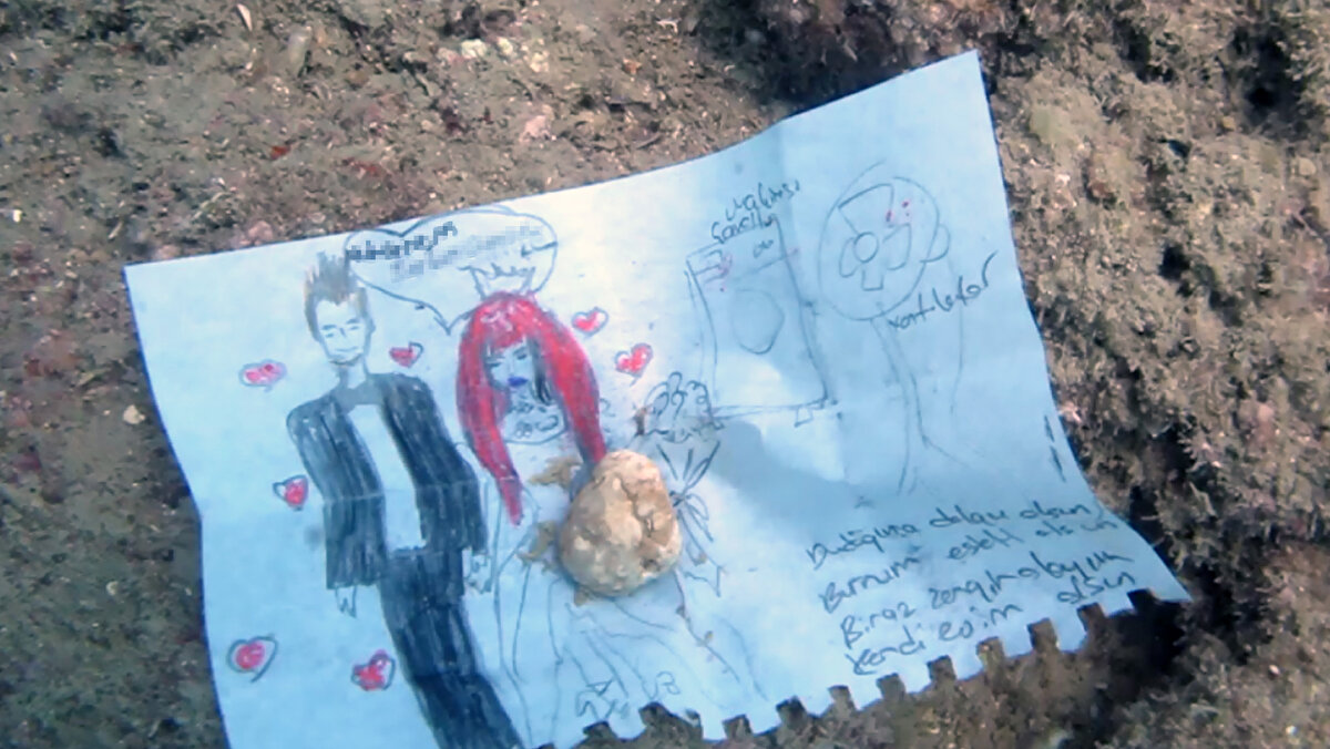 Madeni paraların da naylon poşetler içerisinde atılarak tutulan dilekler arasında ilginç isteklerin de olduğu görüldü. Çoğunluğunda borçlarını ödemede kolaylık, sağlık ve mutluluk dilenen kağıtlarda 'Dünyayı içime sine sine gezmek istiyorum', 'Yurt dışında yüksek lisans', '2022 model cip', 'Yazlık ev', '60 yataklı huzur evi', '60 yataklı çocuk sığınma evi', 'Dudağıma dolgu ve burnum estetikli olsun', 'Bodrum'da yazlık evim olsun' yazılı dilekler yer aldı.