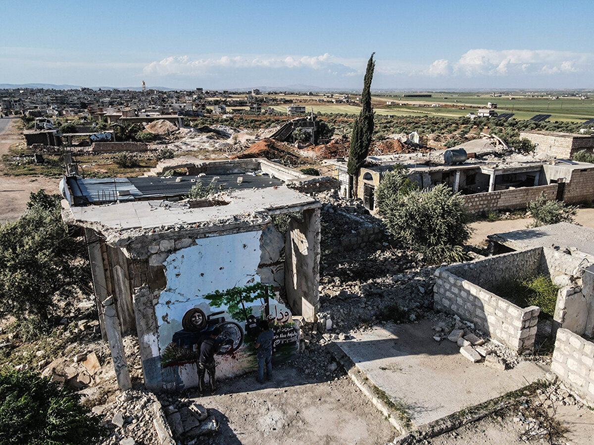 Sanatçı Esmer, yıkıntılar içindeki bir duvara bu kez de işgal altındaki Batı Şeria'nın Cenin Mülteci Kampı'nda İsrail askerleri tarafından açılan ateş sonucu hayatını kaybeden gazeteci Şirin Ebu Akile'nin resmini yaptı.