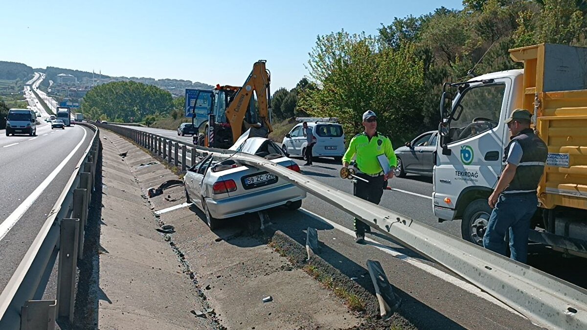 Çevredekilerin ihbarı üzerine bölgeye itfaiye, sağlık ve polis ekipleri sevk edildi.<br><br>