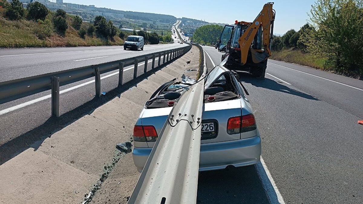 Bariyerlerde sıkışan otomobildeki sürücü, itfaiye ekiplerinin çalışmasıyla çıkarıldı. Yaralı, sağlık ekiplerince Tekirdağ Namık Kemal Üniversitesi Hastanesi'ne kaldırıldı.<br><br>