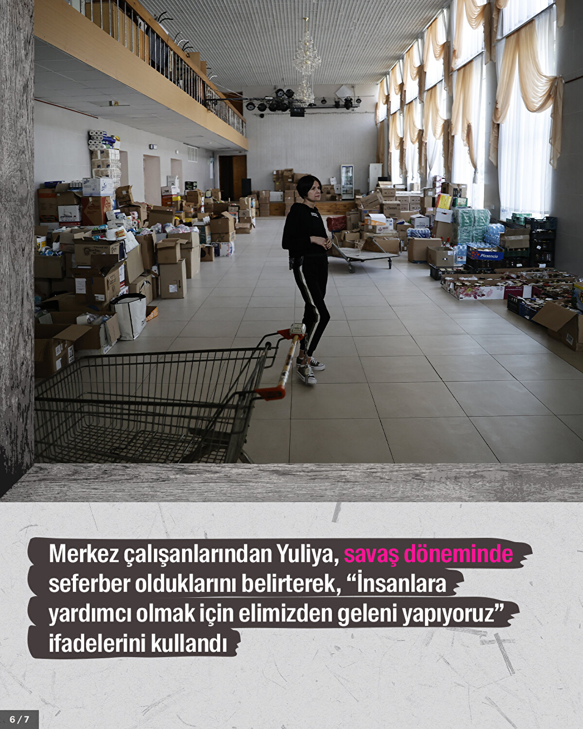 Merkez çalışanlarından Yuliya, savaş döneminde seferber olduklarını belirterek, “İnsanlara yardımcı olmak için elimizden geleni yapıyoruz” ifadelerini kullandı.