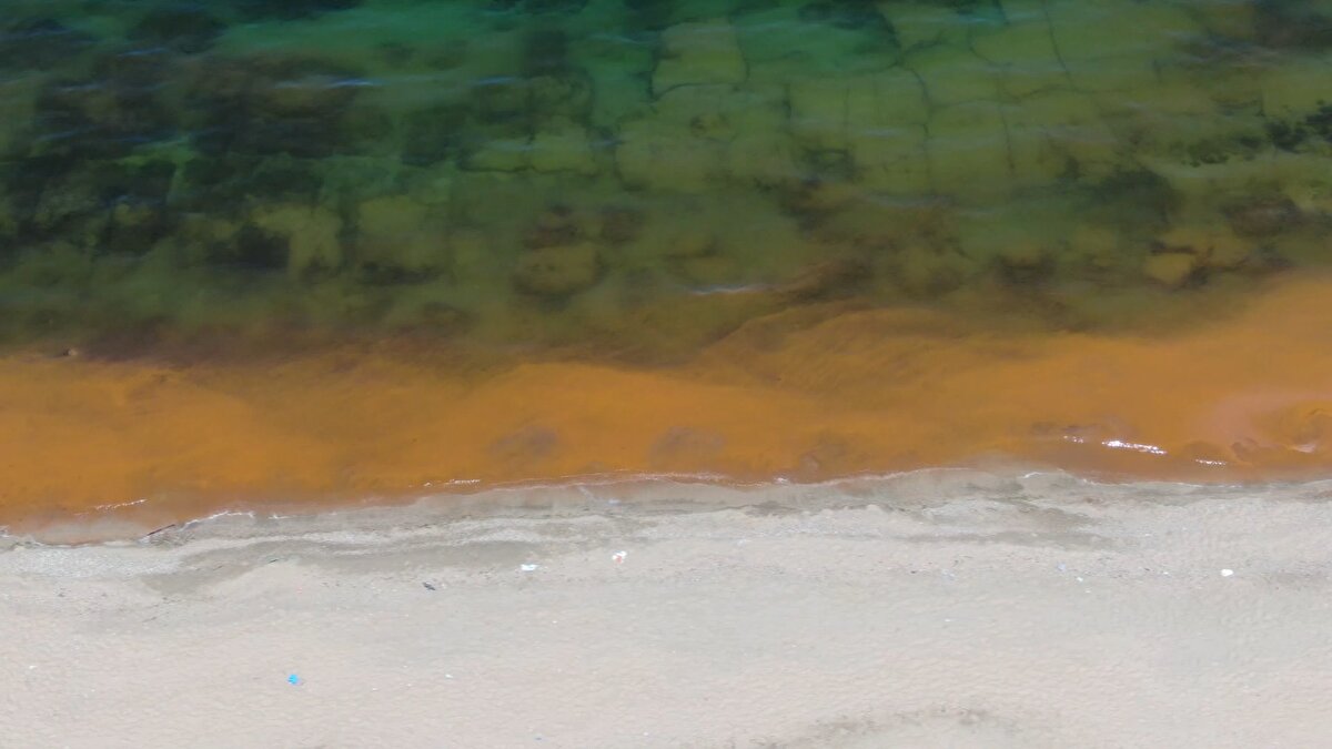 Değişimin nedeni alg patlaması olarak tahmin edilirken kesin neden incelemenin ardından netleşecek. Turuncu ve kızıla dönen deniz suyu havadan görüntülendi.<br>
