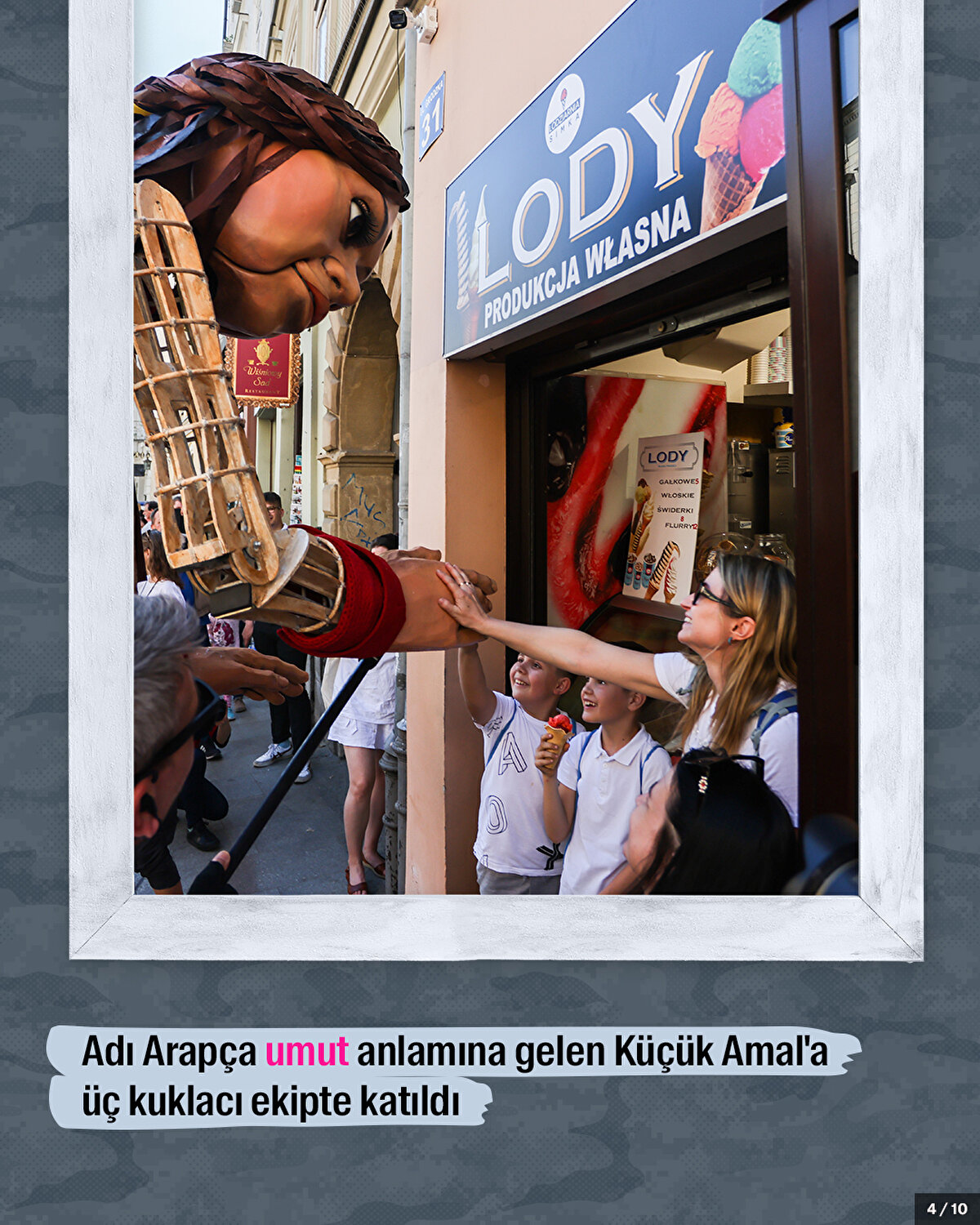 Adı Arapça umut anlamına gelen Küçük Amal'a üç kuklacı ekipte katıldı