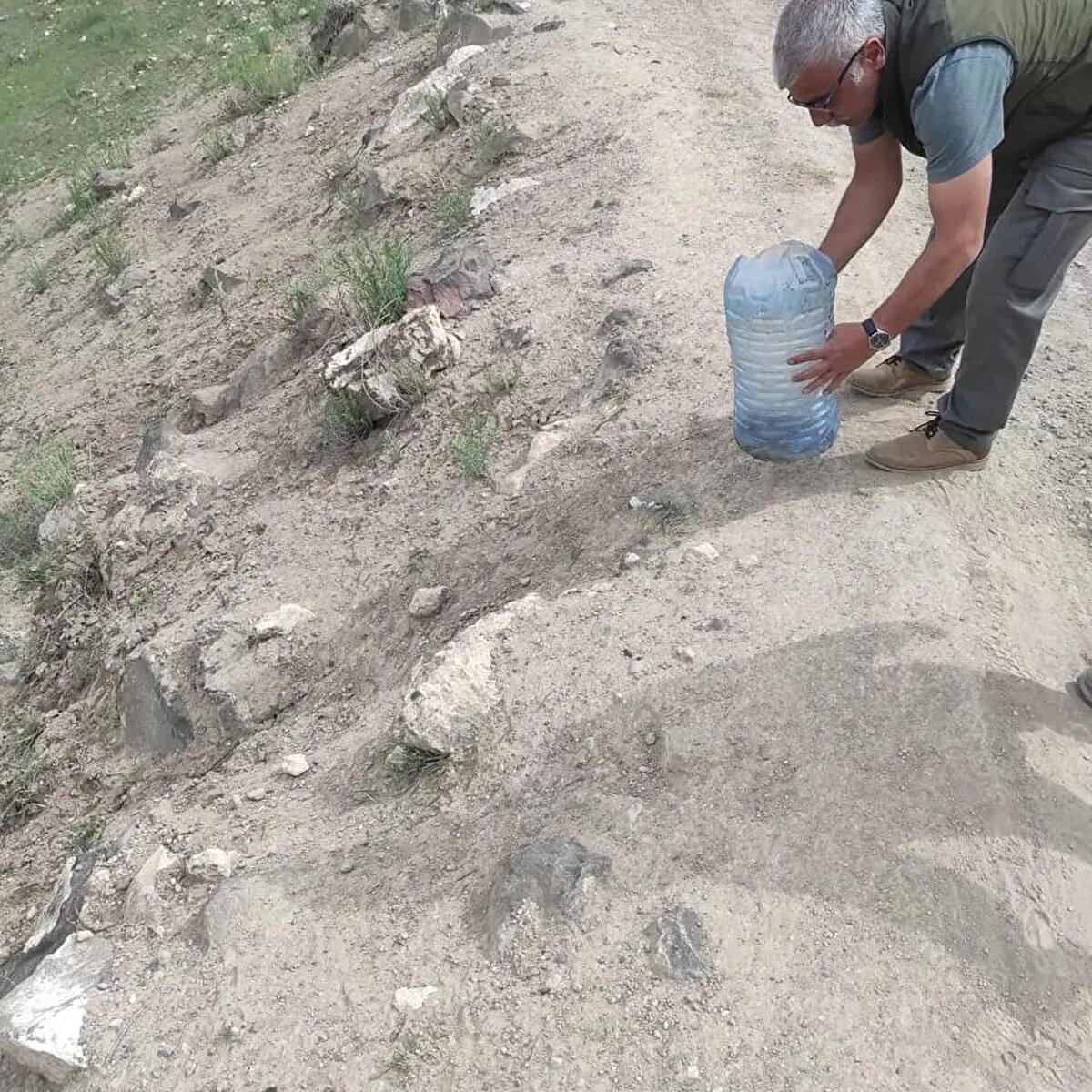 Karakoyunlu ilçesine bağlı Alican köyünde yaşayan Fırat Ballandı, evinin bahçesinde gördüğü yılanı yakalayarak bir kutu içerine koydu.<br>