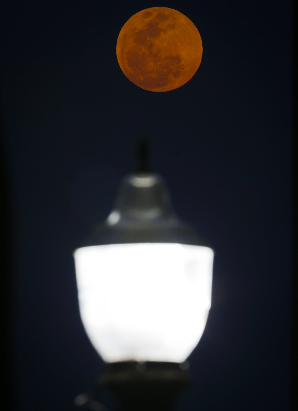 O sırada Ay tamamen Dünya'nın gölgesinde kaldı ve geçici olarak koyu kırmızı bir renk aldı. 