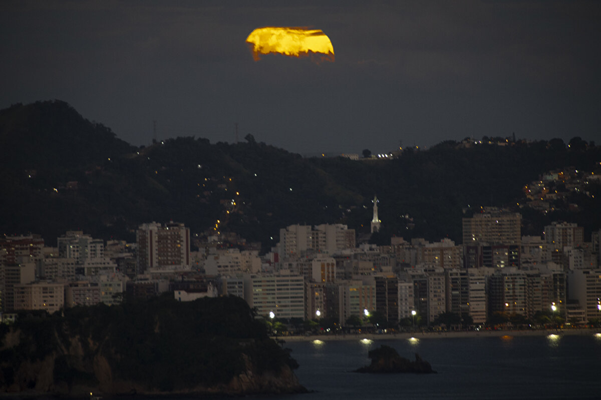 Bu, Ay'ın yörüngesinde Dünya'ya en yakın noktada olduğu ve normalden daha büyük göründüğü anlamına geliyor.