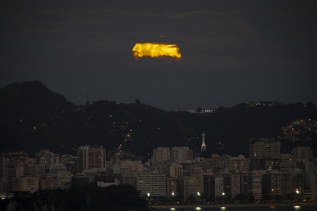 Süper kanlı Ay, tam Ay tutulmasının başladığı ve olayın Batı yarımkürede görünür hale geldiği 05:29'dan sonra net bir şekilde gözlemlenebildi.<br><br>