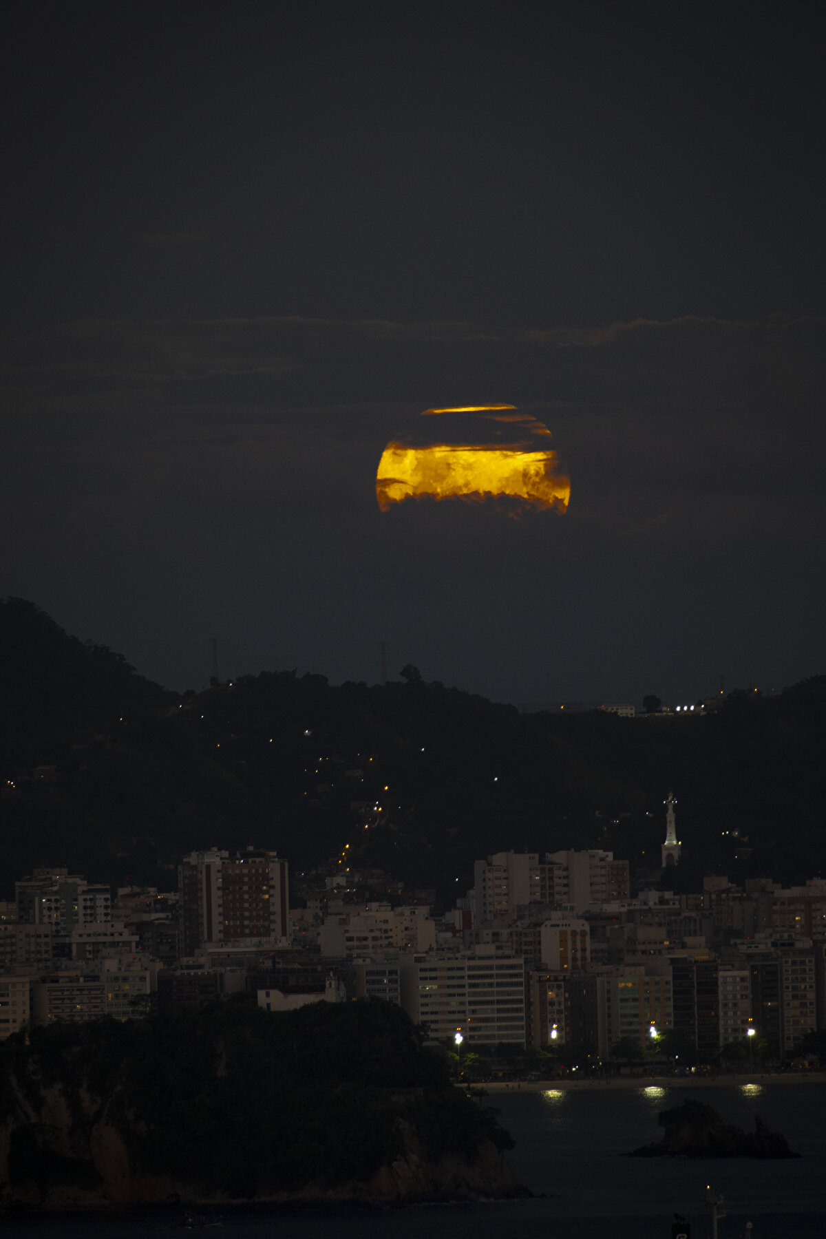 Yaklaşık bir buçuk saat sonra, Ay'a ulaşan tek güneş ışığı, Dünya'nın atmosferini geçerek uydumuzu kızıla çevirdi.<br><br>