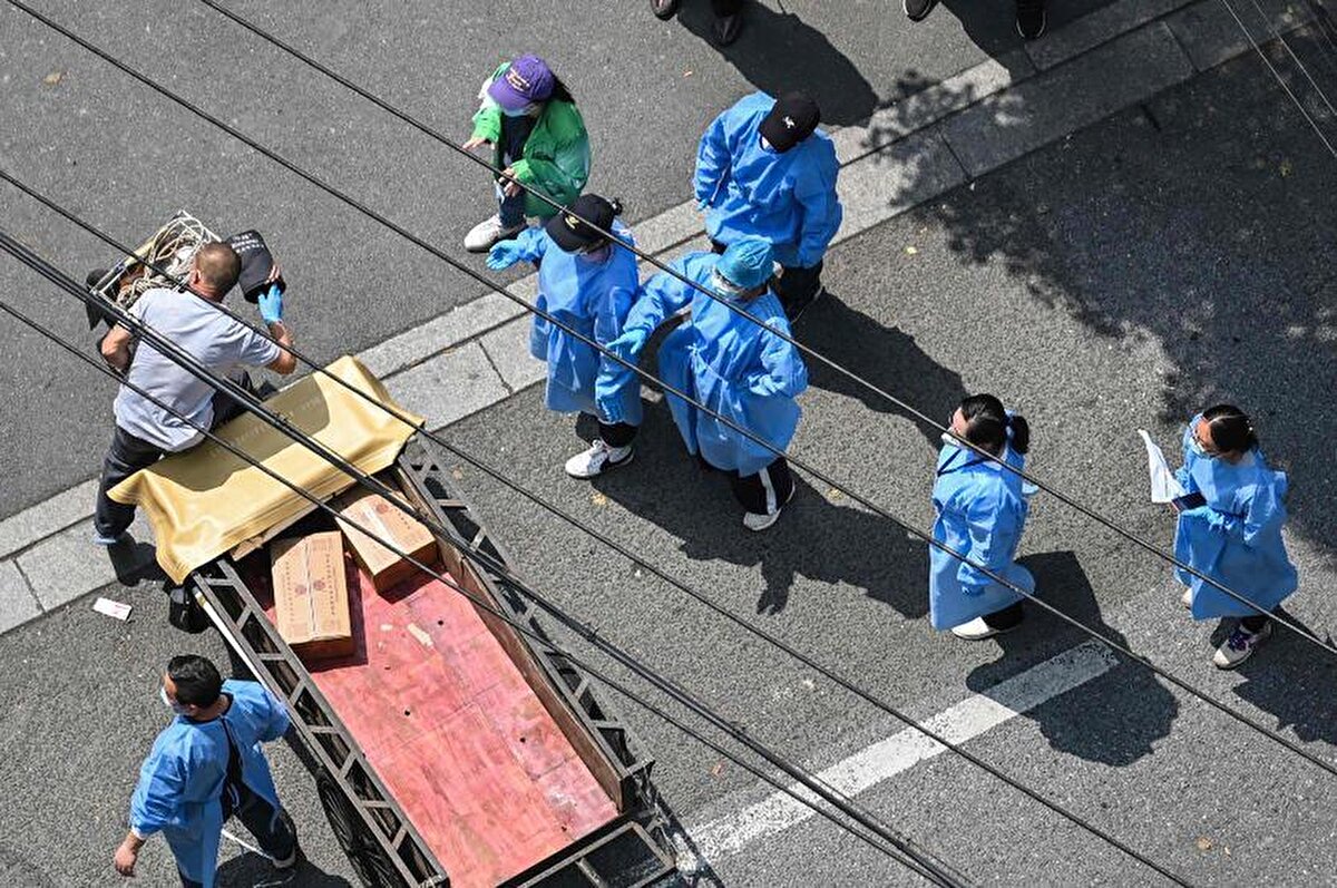 Şanghay kentindeki koronavirüs kısıtlamalarının ise Haziran ayı başında kaldırılması hedefleniyor.<br>AFP fotomuhabiri Hector Retamal, Şanghay’ın Jing'an bölgesinde yemek dağıtımının nasıl gerçekleştiğini görüntüledi. Bugün servis edilen fotoğrafta, personellerin dağıtım yaparken bariyerlerin üzerinden halka yemek paketlerini uzattığı görülüyor.<br>