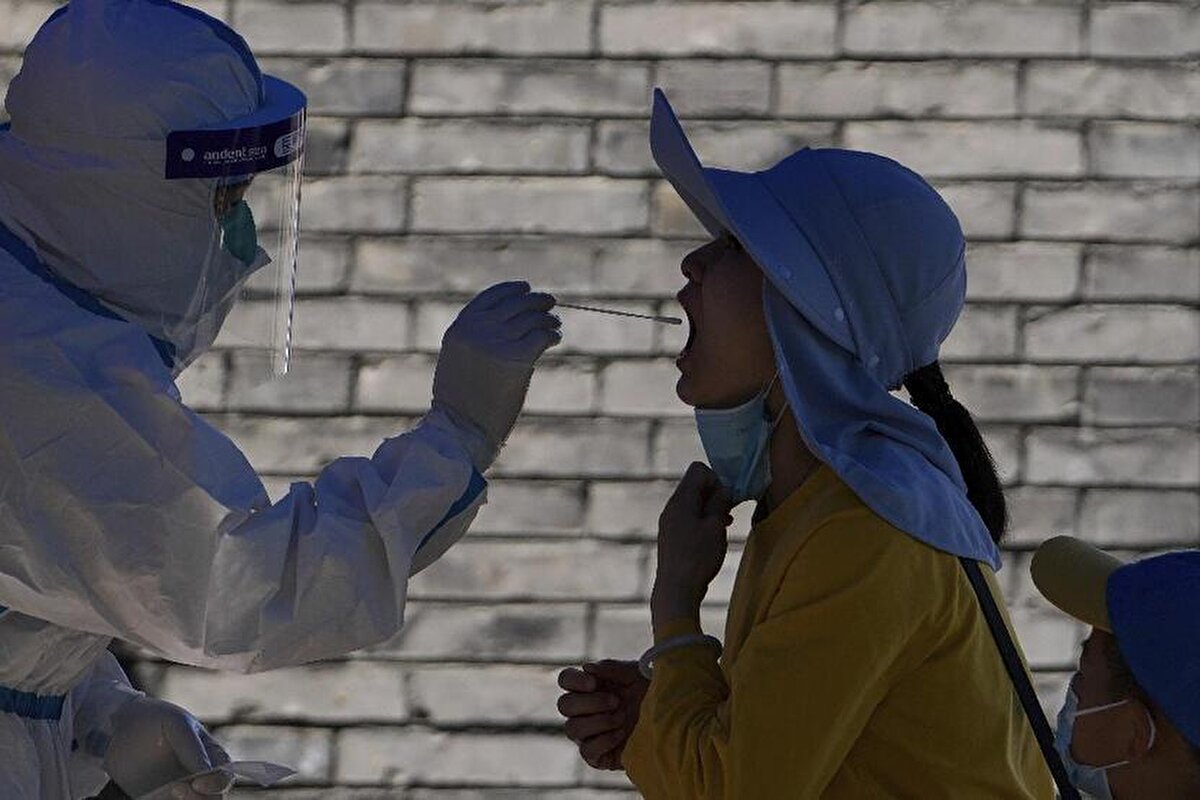 Başkent Pekin'de ise COVID-19 tedbirleri devam ediyor. Nüfusu 21 milyonu aşan metropolde, Şanghay'dakine benzer bir kapanmayı gerektirecek yayılma ihtimali bölge sakinlerini endişeye sürüklüyor.<br>