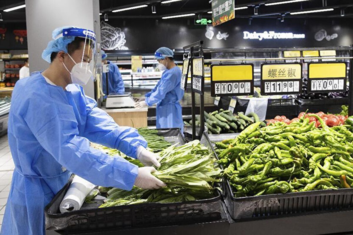 Marketlerde ise çalışanlar, COVID-19'a karşı koruyucu giysileri kullanmaya devam ediyor.<br>