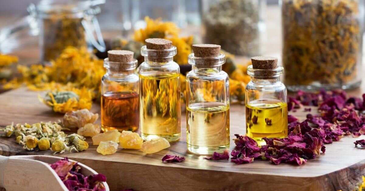 SICAK YAĞLAR (KATRAN)<br>Katran Türkiye’nin birçok bölgesinde yetişir. Katran doğadan gelen mucizevî bir bitkidir. Dahili ve harici kullanım ile birçok faydasının görüldüğü katran yağı son derece etkili bir yöntemdir. En önemli başat özelliği antiseptik, antiparaziter, antibakteriyeldir.