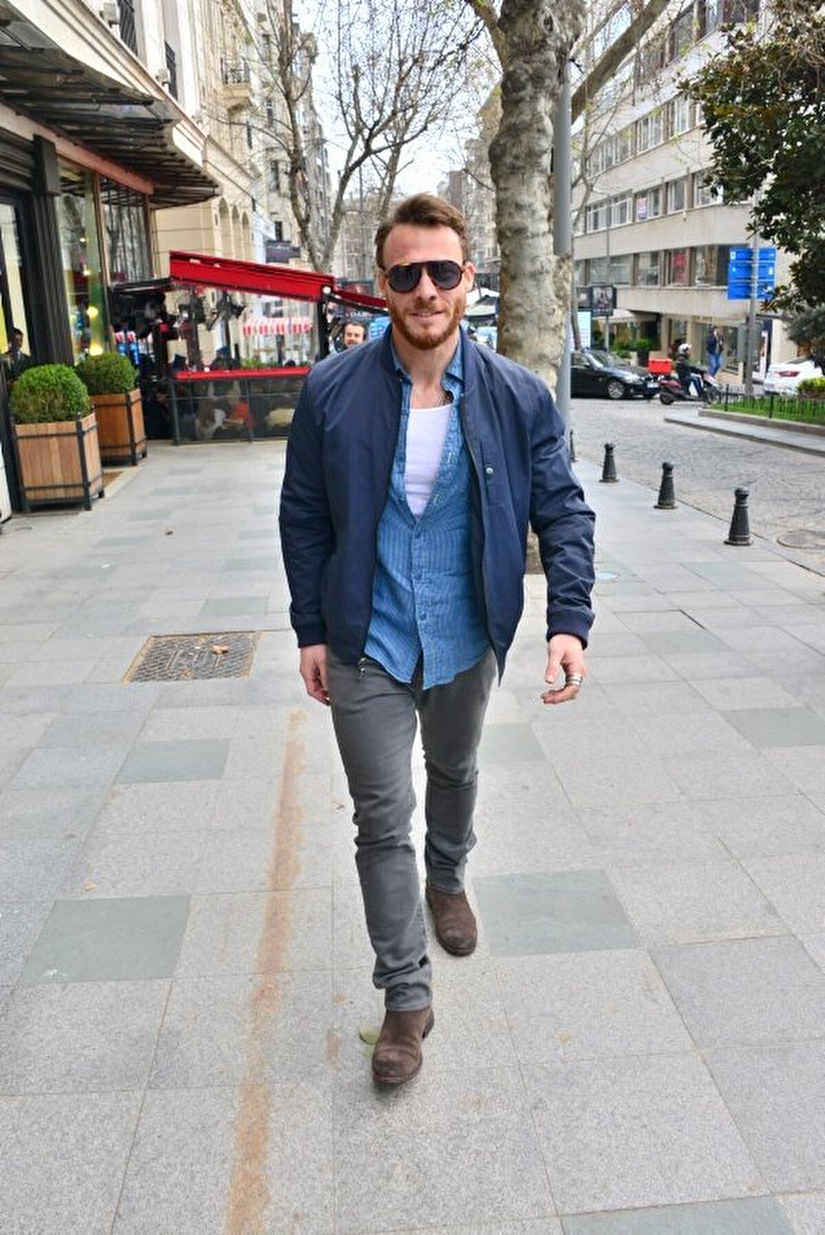 Bunları geri dönüşüme kazandırabiliriz. Genelde hep aynı şeyleri giydiğini belirten oyuncu, "Aynı pantolon, aynı ayakkabı."<br><br>