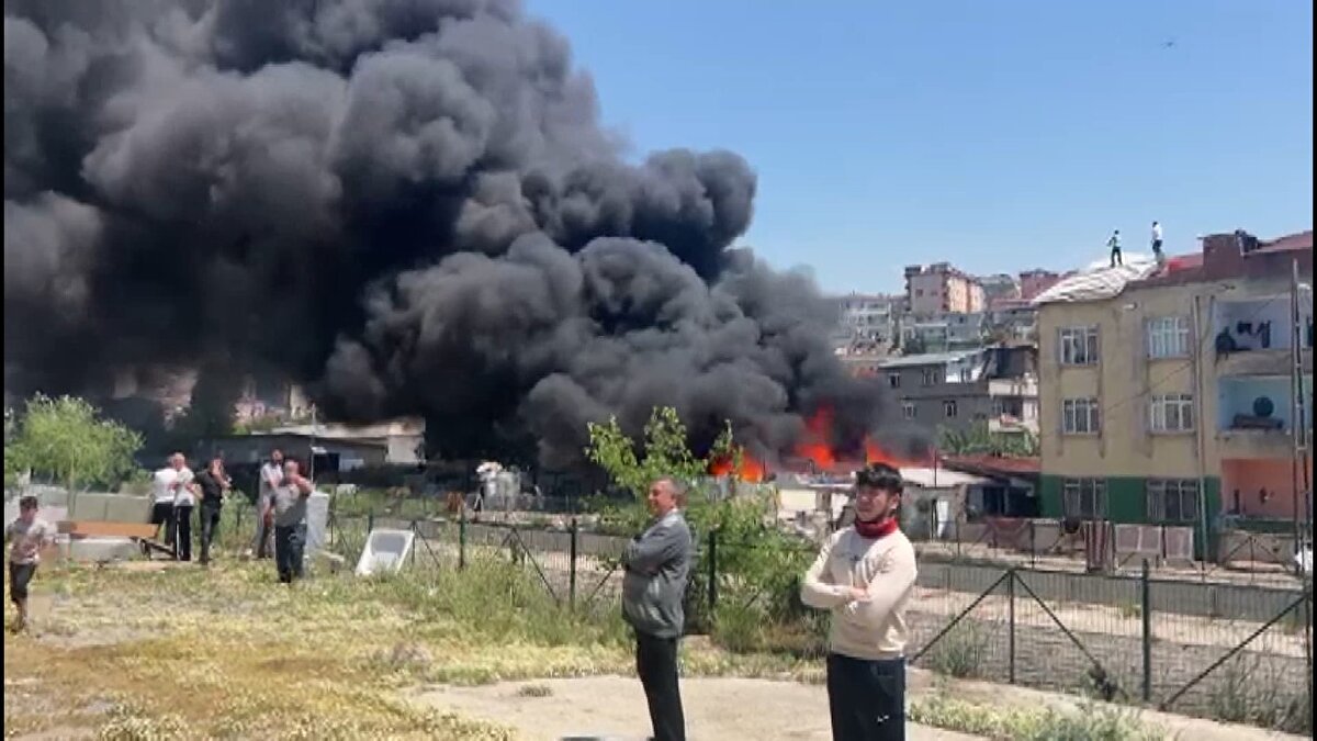 Yaklaşık 1 saat süren yangında ölen ya da yaralanan olmazken hasar meydana geldi. Görgü tanığı Ahmet Yıldız, "Alevler bir anda büyüdü. Patlamalarda yaşanıyordu. Hurda eşyalar yanıyor "diye konuştu. <br>