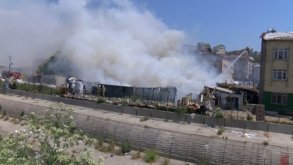 Dumanlar arasında göz gözü görmezken 2 kişinin drone kamerasına yansıyan görüntüsü dikkat çekti. Yangına bitişikteki gecekondudaki bir kişi de hortum ile su sıkarak müdahale etmeye çalıştı. Alevler ve yoğun duman çevredeki ilçelerde de görüldü. Yangın sırasında zaman zaman yaşanan patlamalar korku dolu anların yaşanmasına neden oldu.