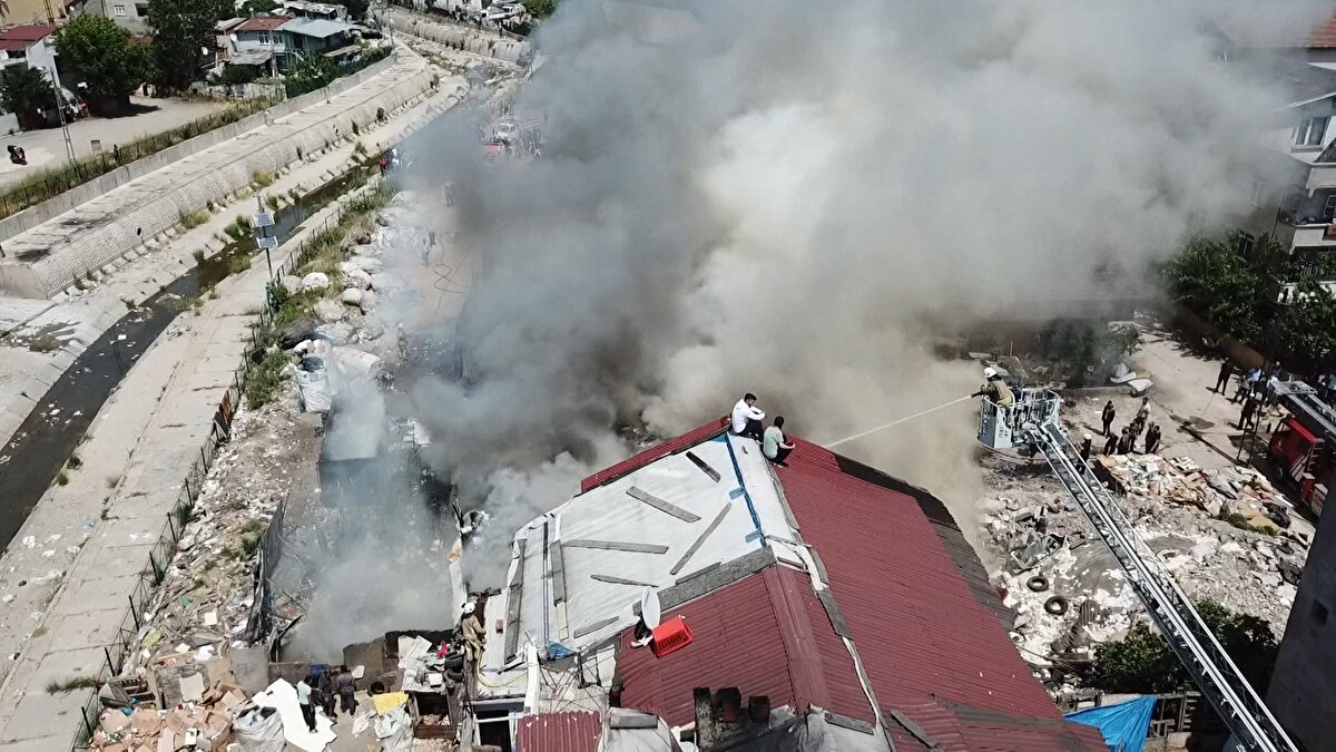 Alevler kısa sürede büyüyerek hurdalık alanın tamamını sardı. Alevler bitişikteki binaları da tehdit etti.