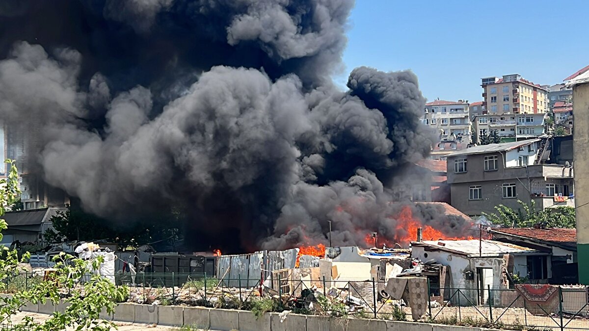 Yangın saat 13.30 sıralarında Yenisahra Mahallesi Bostan Sokak'ta bulunan hurdalık alanda çıktı. Henüz bilinmeyen nedenle çıkan yangında zaman zaman patlamalar meydana geldi.