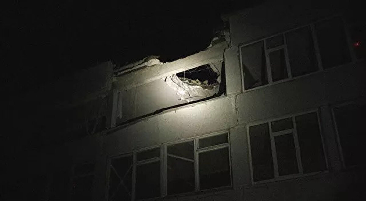 Savaşın korkunç yüzünü gözler önüne seren fotoğraflarda Rusya, eğitim kurumları bombalanan, yıkılan çocukların geleceklerini de darbe vurdu. Çocukların büyüdüğü, sosyalleştiği, öğrendiği, arkadaş edindiği ve sığınak olarak kullandığı okulları hedef almak çocuklar için büyük bir travma oluşturabilir.<br>