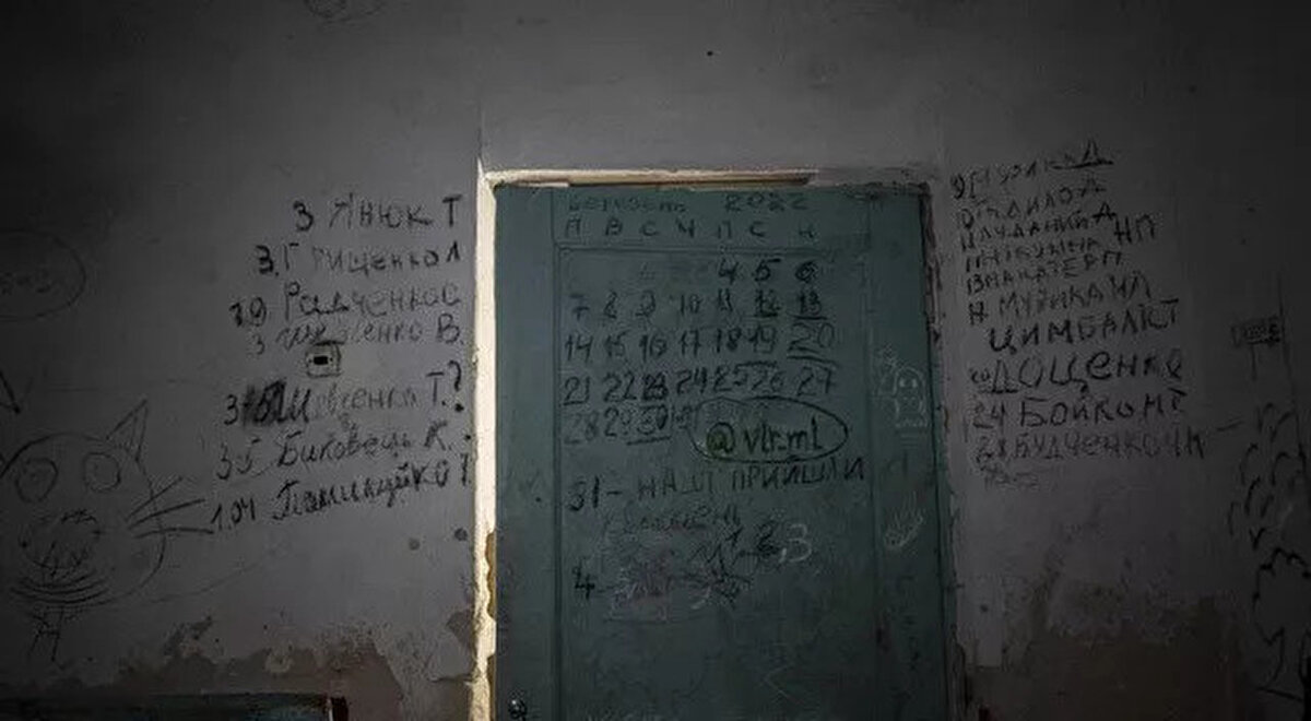 Rusya, acımasızca sivilleri hedef aldı. Birleşmiş Milletler (BM), Rusya'nın Ukrayna'da ayrım gözetmeksizin sivil bölgeleri bombaladığı, sivilleri öldürdüğü, hastane ve okul gibi sivil altyapıyı harap ettiği ve bu tür eylemlerin ‘savaş suçu’ sayılabileceği uyarısında bulundu.<br>